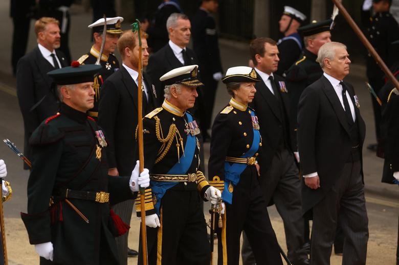 Vua Charles III và Công chúa Anne tháp tùng linh cữu Nữ hoàng đến Tu viện Westminster.