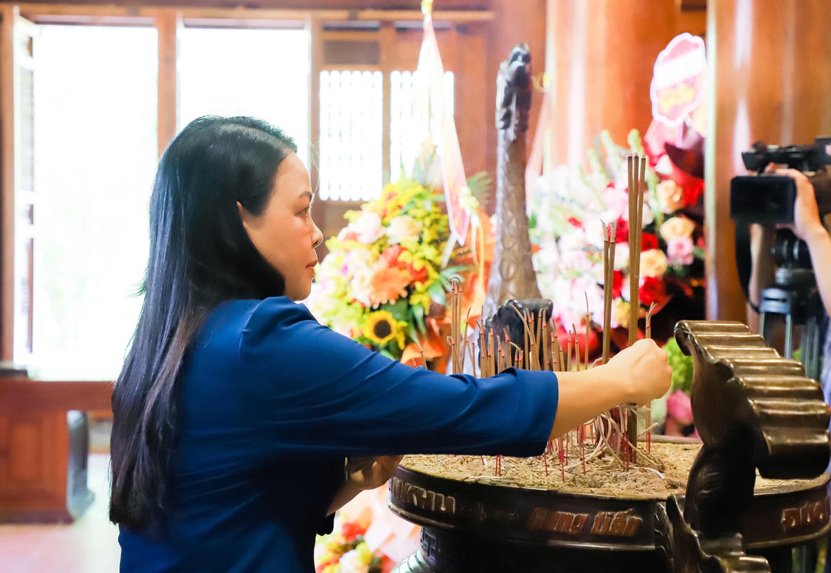 Dâng hương lên anh linh Chủ tịch Hồ Chí Minh, Phó Chủ tịch - Tổng Thư ký UBTƯ MTTQ Việt Nam cùng Đoàn công tác bày tỏ lòng biết ơn vô hạn và kính trọng sâu sắc đối với công lao trời biển của Người.