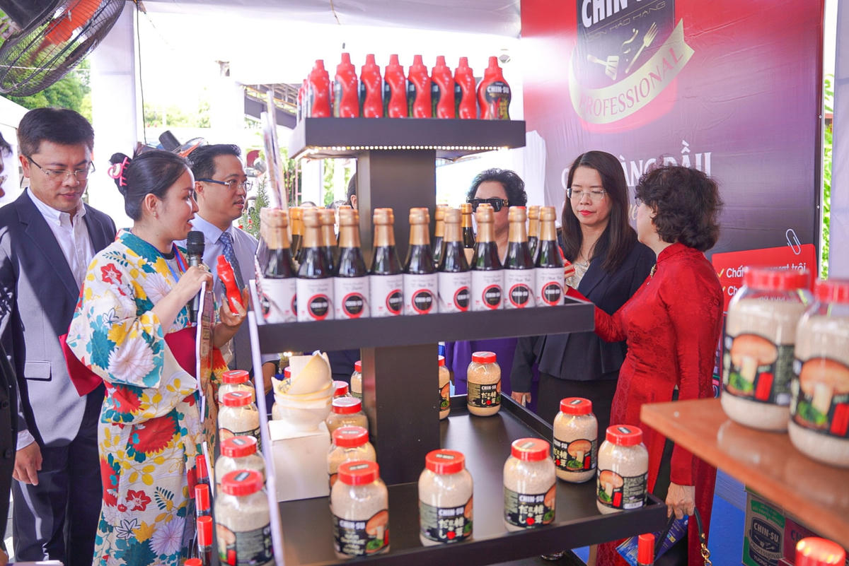 Nhiều doanh nghiệp tham gia trưng bày và giới thiệu sản phẩm tại ngày hội