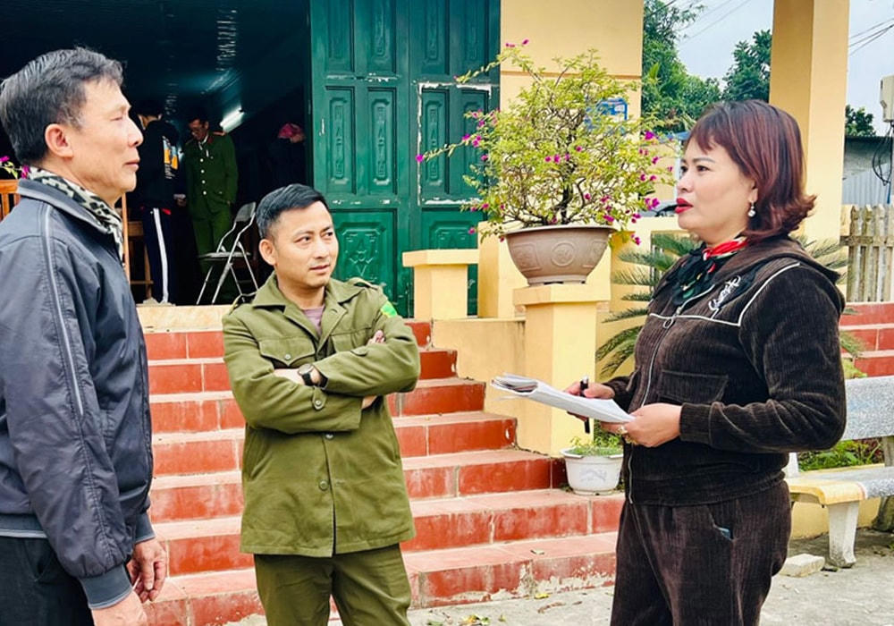 Bà Đỗ Thị Huệ trao đổi với các thành viên Ban Công tác Mặt trận xóm Mỏ Đá về thực hiện mô hình tự quản. Ảnh: Sơn Lâm.