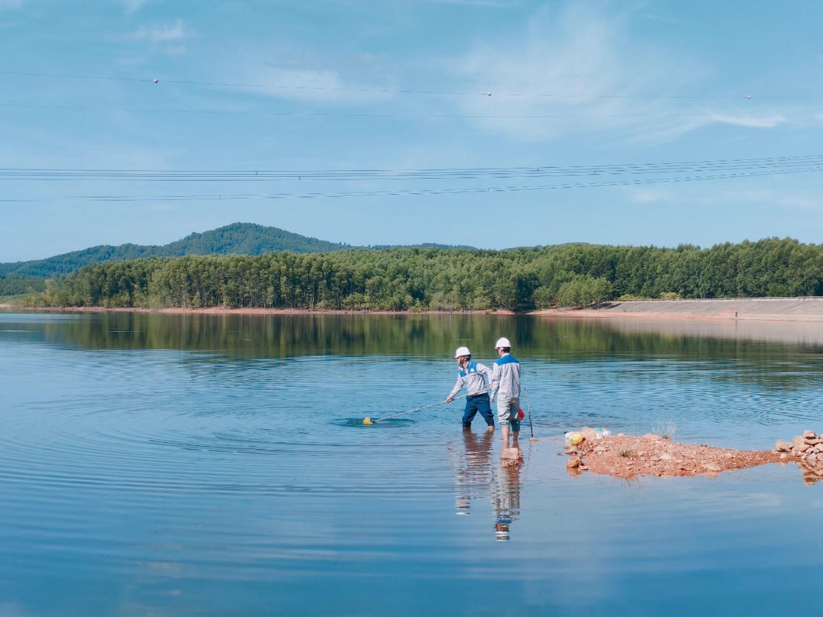 Cơ quan chức năng lấy mẫu phân tích chất lượng mặt nước tại hồ Bộc Nguyên.