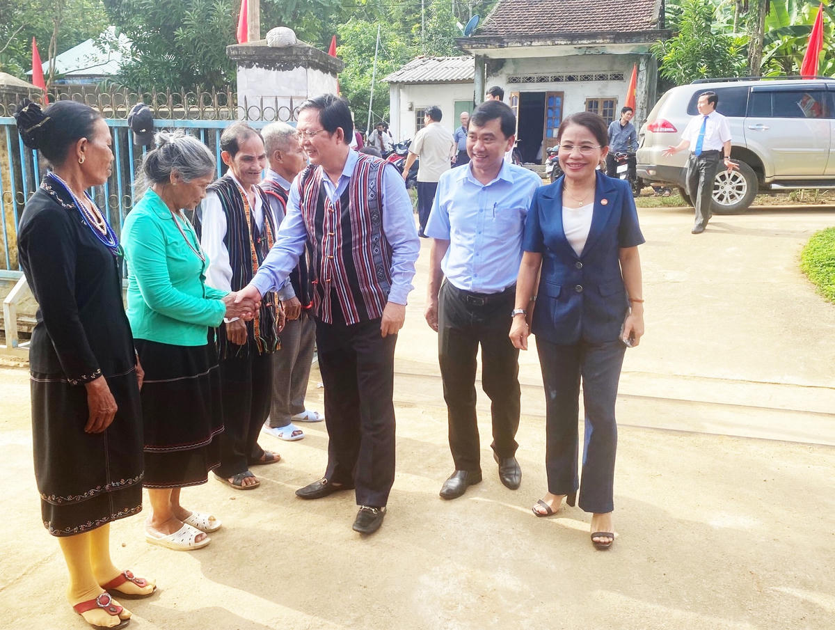 Bí thư Tỉnh ủy và lãnh đạo tỉnh Bình Định gặp gỡ, thăm hỏi đồng bào trong Ngày hội Đại đoàn kết.