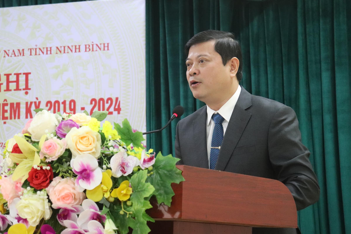 Ông Lê Văn Kiên, Phó Chủ tịch Uỷ ban MTTQ Việt Nam tỉnh Ninh Bình báo cáo công tác hoạt động năm 2022.