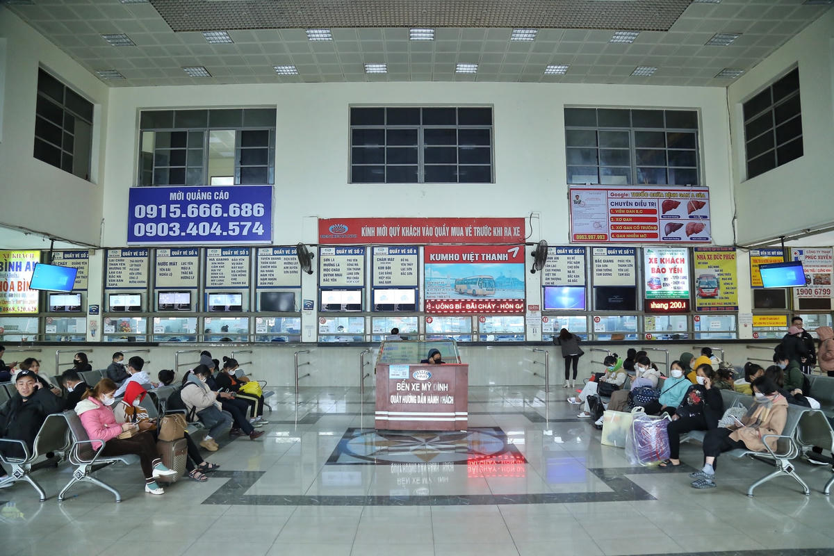 Theo ghi nhận của PV Báo Đại Đoàn Kết Online, chiều 30/12 nhiều người dân đang sinh sống, làm việc, học tập tại Hà Nội đã bắt đổ về các bến xe để về quê nghỉ Tết Dương lịch.