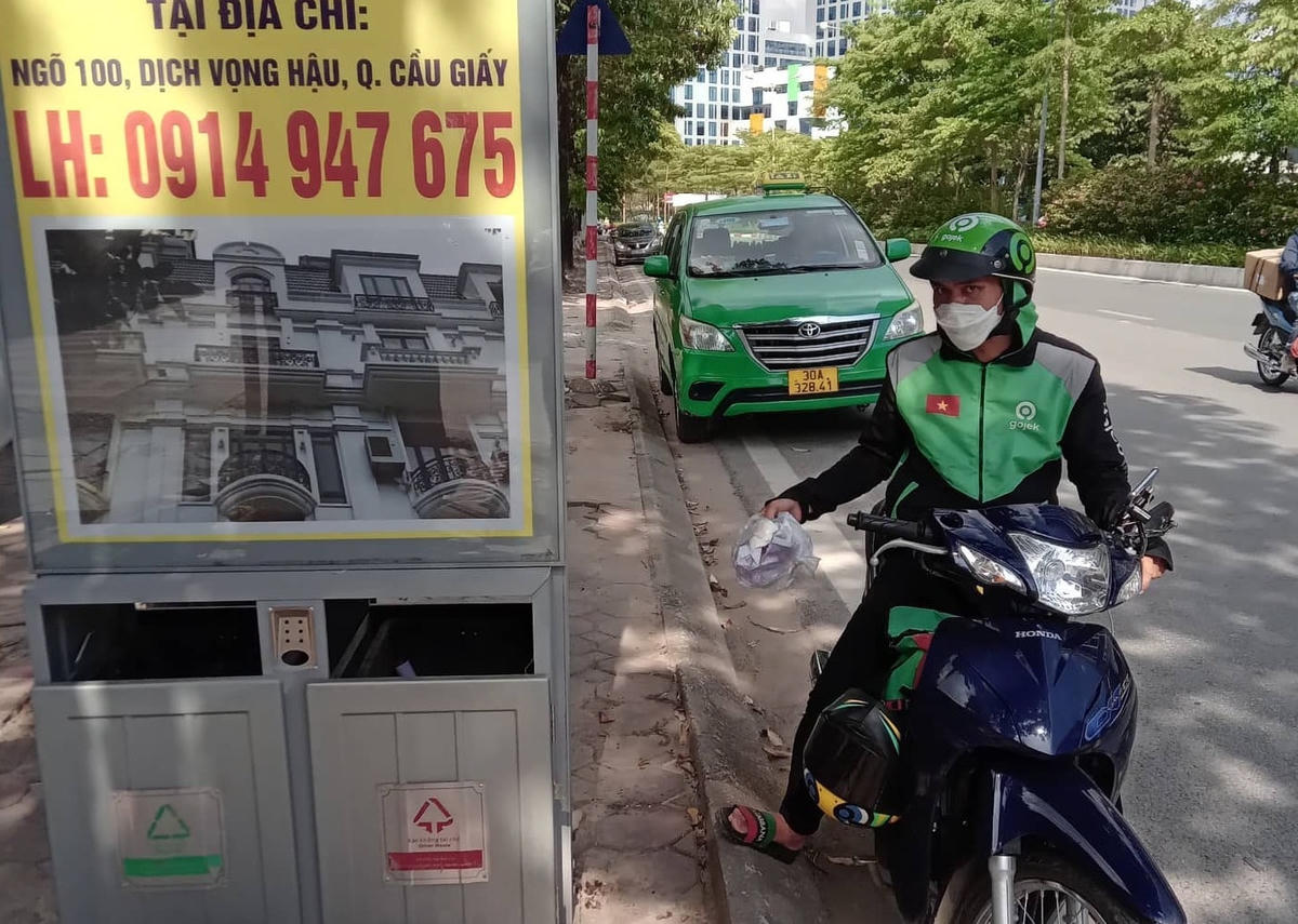 Một tài xế Công nghệ Grap cũng dừng lại để bỏ chiếc túi bóng rác đồ ăn mà anh ăn vội trước đó vào thùng rác đúng nơi quy định.