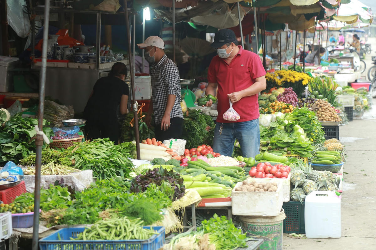 Giá nhiều loại rau, củ, quả, lương thực đang nhích lên. Ảnh: Quang Vinh.