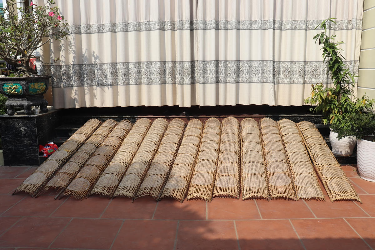 Bánh sau khi tráng được phơi ngoài nắng từ 30 phút đến 1 giờ. Vào những ngày nắng, bánh sẽ nhanh khô và thơm hơn. Công việc này tuy không quá nặng nhọc nhưng chiếm rất nhiều thời gian của người làm nghề.  