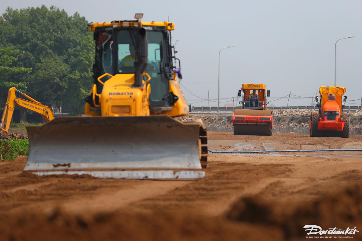 Theo ông Nguyễn Hoàng Hải, hiện dự án vẫn còn gặp một số khó khăn về giải phóng mặt bằng các công trình ngầm, nổi chủ yếu là đường dây điện cao thế và ống nước sạch. Mặt bằng xôi đỗ gây khó khăn trong công tác thi công đồng loạt.