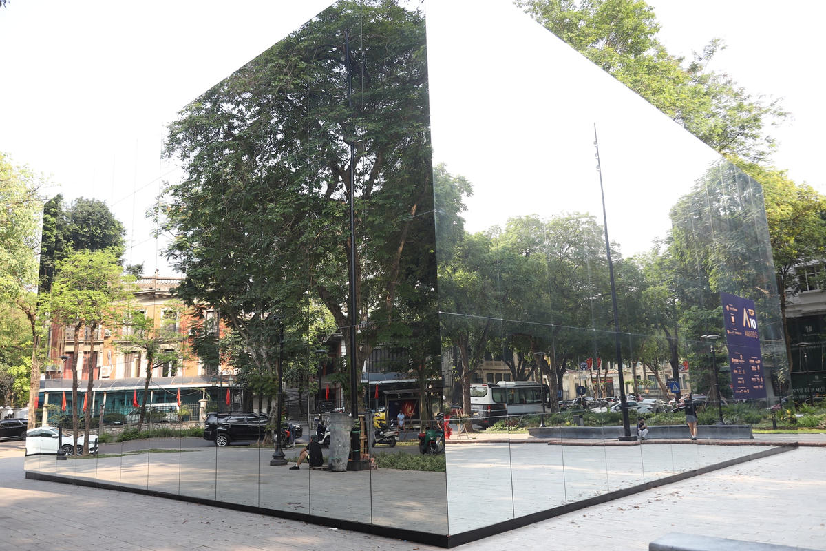 Ngắm khối gương kính 3D khổng lồ tại vườn hoa Hà Nội