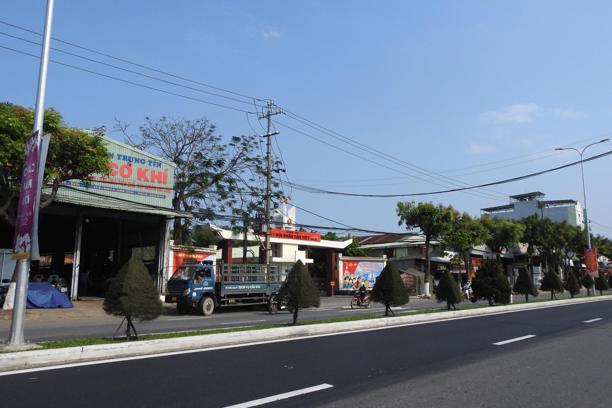 Trên chiều dài gần 10 cây số tuyến đường Trường Chinh, Đà Nẵng, dày đặc các diện tích đất quốc phòng cho thuê. (Ảnh chụp tháng 4/2022). Ảnh Thanh Tùng.