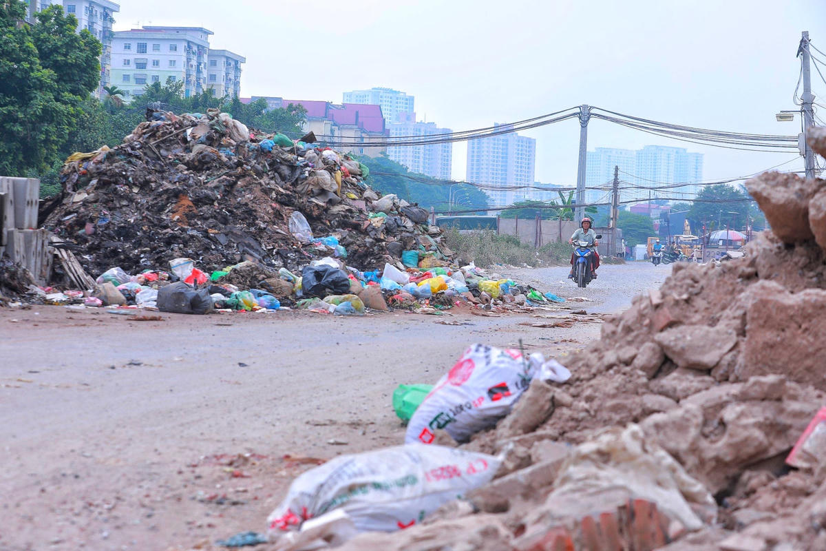 Bất chấp lệnh tháo dỡ hàng rào bê tông trên vành đai 2,5 vẫn tồn tại