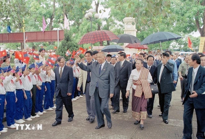 Thiếu nhi xã Kim Liên (huyện Nam Đàn, tỉnh Nghệ An) - quê hương Chủ tịch Hồ Chí Minh chào đón Chủ tịch Đảng, Chủ tịch nước Lào Khamtay Siphandone tới thăm (Nghệ An, 2002). (Ảnh: Lan Xuân/TTXVN) ttxvn-dong-chi-khamtai-siphandone-quan-he-vietnam-lao-13.jpg