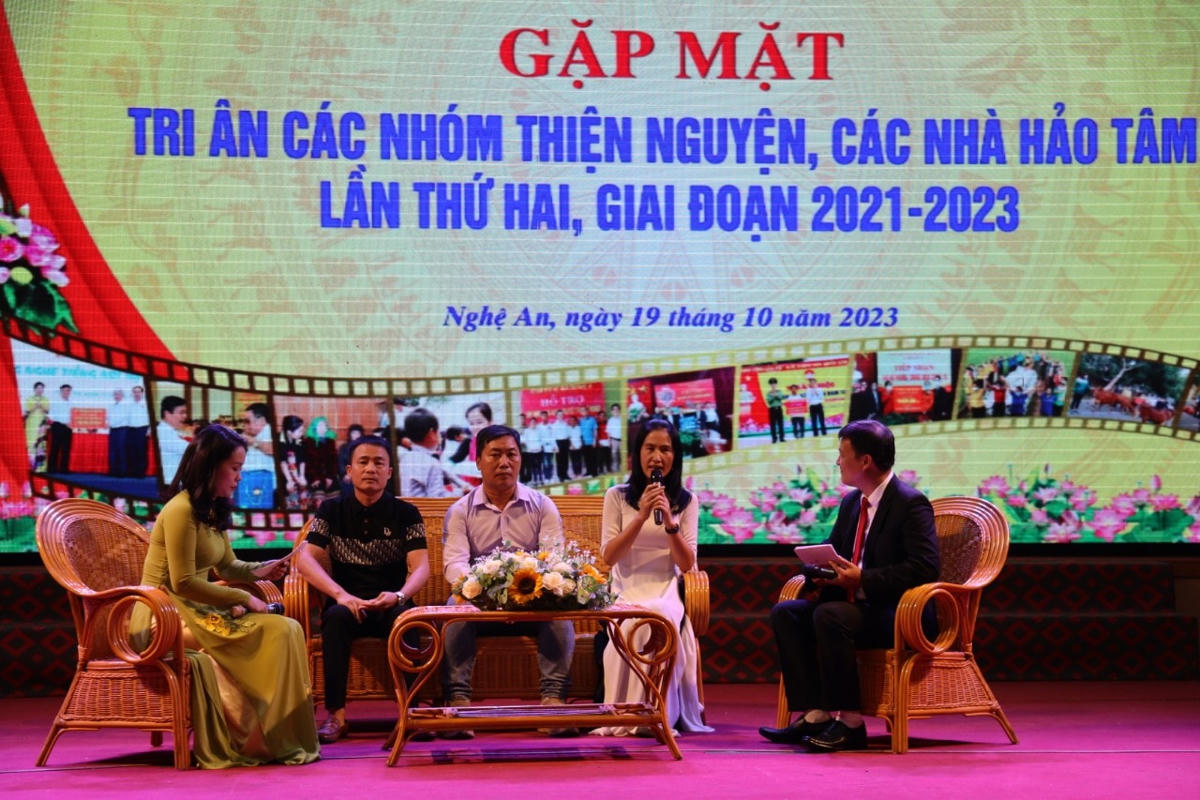 Trao đổi, giao lưu với đại diện các nhóm thiện nguyện trên địa bàn. Ảnh: Điền Bắc