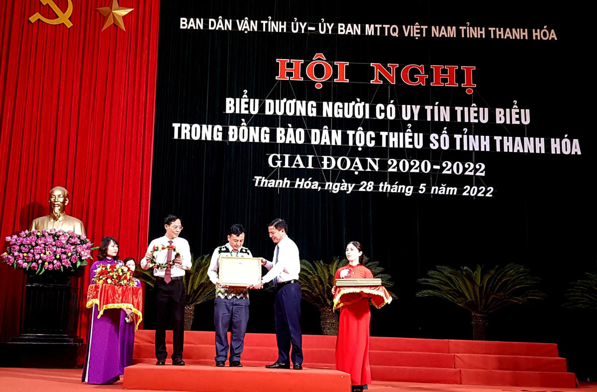 Ông Đỗ Trọng Hưng, Bí thư Tỉnh ủy Thanh Hóa cùng lãnh đạo tỉnh trao bằng khen cho 60 cá nhân có thành tích xuất sắc trong xây dựng và phát huy khối đoàn kết toàn dân tộc và các phong trào thi đua yêu nước trong đồng bào dân tộc thiểu số tỉnh Thanh Hóa, giai đoạn 2020 -2022.