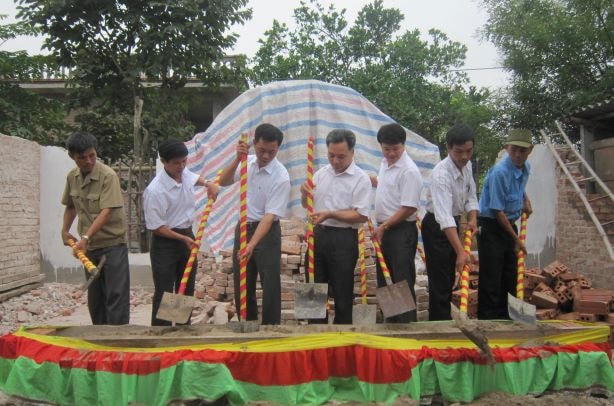 Vận động quyên góp, tài trợ, phối hợp tổ chức hỗ trợ hộ nghèo xây mới, sửa chữa nhà ở là hoạt động thường xuyên, liên tục của hệ thống Mặt trận cả nước. Trong ảnh: Lãnh đạo Ủy ban MTTQ Việt Nam tỉnh Nam Định cùng cán bộ cơ sở động thổ xây dựng nhà Đại đoàn kết tại huyện Trực Ninh. 