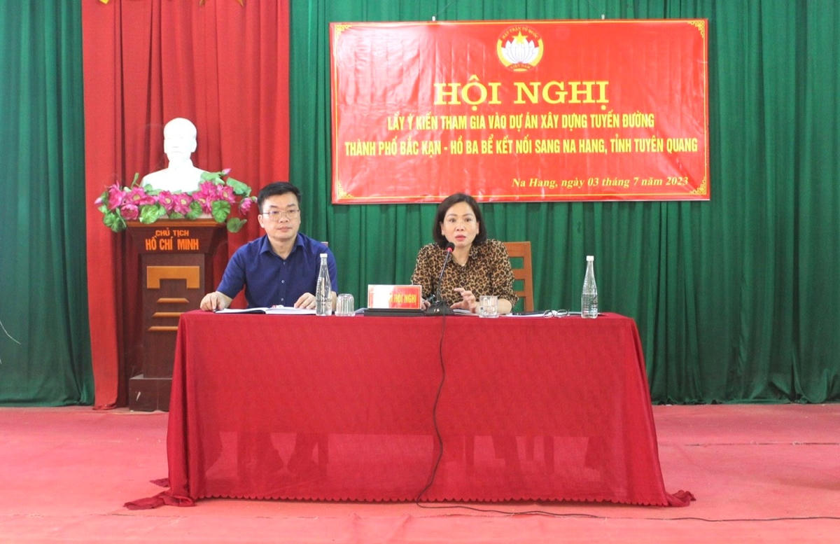 Bà Tăng Thị Dương, Phó Chủ tịch Ủy ban MTTQ tỉnh Tuyên Quang và ông Ma Thế Hải, Chủ tịch Ủy ban MTTQ huyện Na Hang chủ trì Hội nghị.