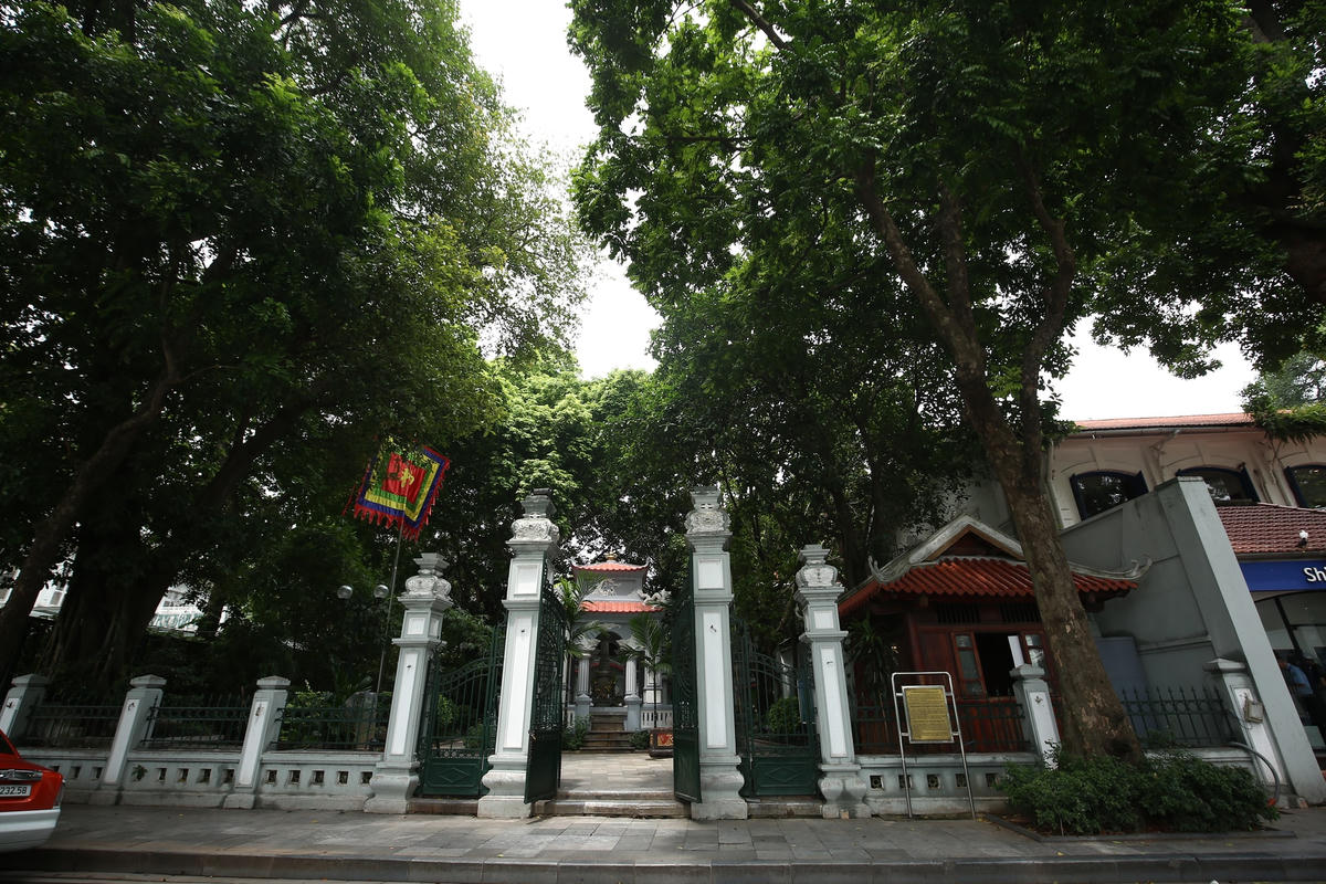 Tọa lạc ở số 16 phố Lê Thái Tổ là tượng đài vua Lê Thái Tổ nằm trong một quần thể kiến trúc nhiều hạng mục.