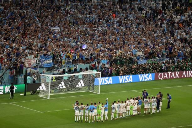 Các cầu thủ Argentina ăn mừng chiến công của mình.