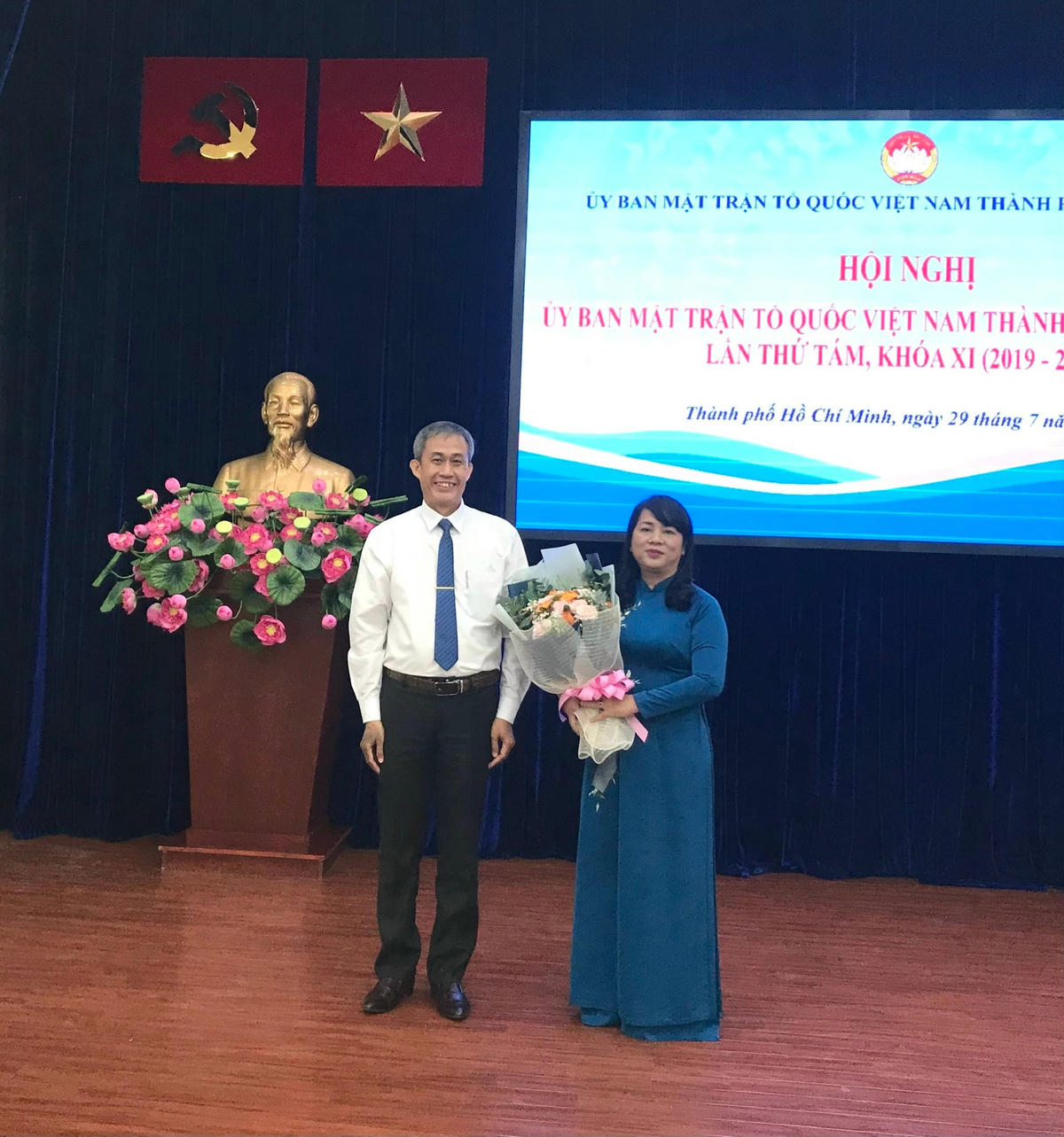 Ông Võ Văn Thiện, Trưởng ban Công tác phía Nam, thay mặt Ban Thường trực Ủy ban TƯMTTQ Việt Nam tặng hoa chúc mừng bà Trần Kim Yến.
