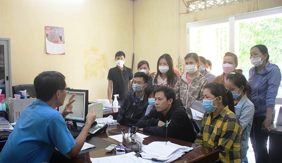 Các công nhân đang trao đổi với đại diện Trung tâm tư vấn pháp luật Công đoàn thuộc Liên Đoàn lao động tỉnh Đồng Nai. Ảnh: CTV.