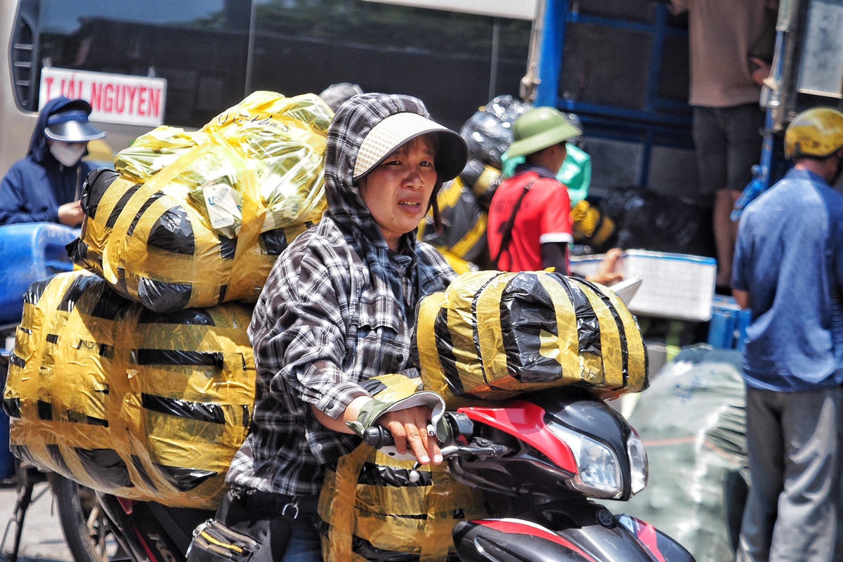 Người lao động mưu sinh trong cái nắng nóng gay gắt của Hà Nội, ngày 18/5. Ảnh: Lê Khánh.