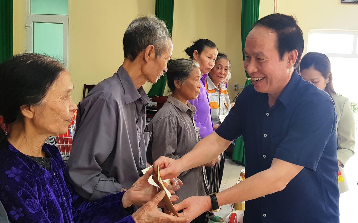 Phó Chủ tịch - Tổng Thư ký UBTƯ MTTQ Việt Nam Lê Tiến Châu và Chủ tịch Ủy ban MTTQ tỉnh, Trưởng ban Dân vận tỉnh Thanh Hóa Phạm Thị Thanh Thủy đã trao 50 suất quà gồm tiền mặt và nhu yếu phẩm cần thiết cho các hộ nghèo tại xã Xuân Bái.
