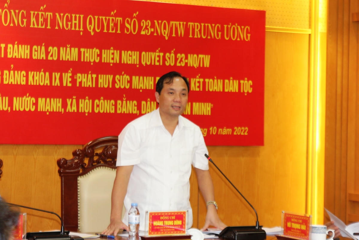 Bí thư Tỉnh ủy Hà Tĩnh Hoàng Trung Dũng báo cáo với Đoàn Khảo sát.