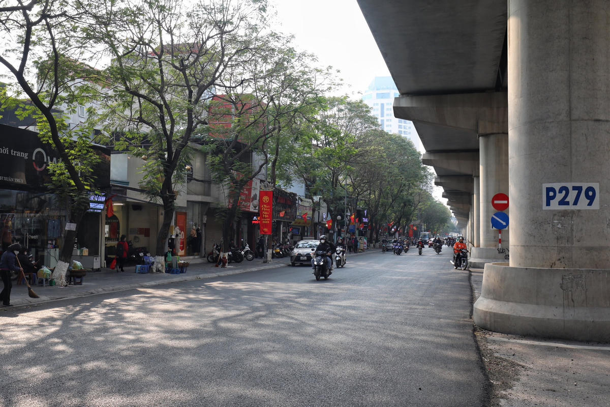 Ông Nguyễn Chí Cường, Giám đốc Ban QLDA Đầu tư các công trình hạ tầng giao thông Hà Nội cho biết, đơn vị đang ưu tiên cải tạo đồng bộ hè, đường, tổ chức giao thông từ Nhổn đến Xuân Thủy (từ ga số 1 đến ga số 6).