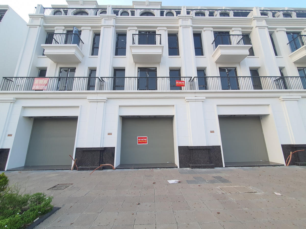 Chủ một căn shophouse tại đây chia sẻ: "Gia đình em ở Hà Nội, được chủ đầu tư bàn giao nhà từ đầu năm 2022, nhưng chỉ bàn giao phần thô. Mỗi căn shophouse ở đây đều có 3 tầng, 1 tum, diện tích mỗi sàn là 106m2, giá cho thuê trung bình chỉ ở mức 12 triệu đồng/tháng. Tuy nhiên, do khu vực quảng trường còn ít dân cư sinh sống nên không có mấy người đến thuê mặt bằng kinh doanh, dù đã quảng cáo, rao cho thuê nhiều lần.