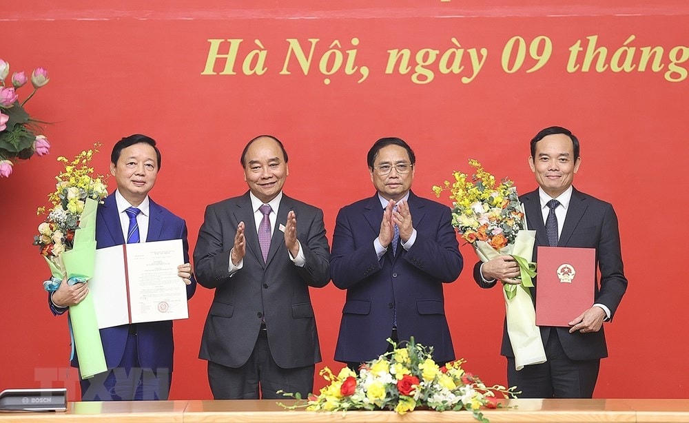 Chủ tịch nước Nguyễn Xuân Phúc và Thủ tướng Phạm Minh Chính trao quyết định bổ nhiệm Phó Thủ tướng Chính phủ cho ông Trần Lưu Quang và ông Trần Hồng Hà. (Ảnh: Dương Giang/TTXVN).