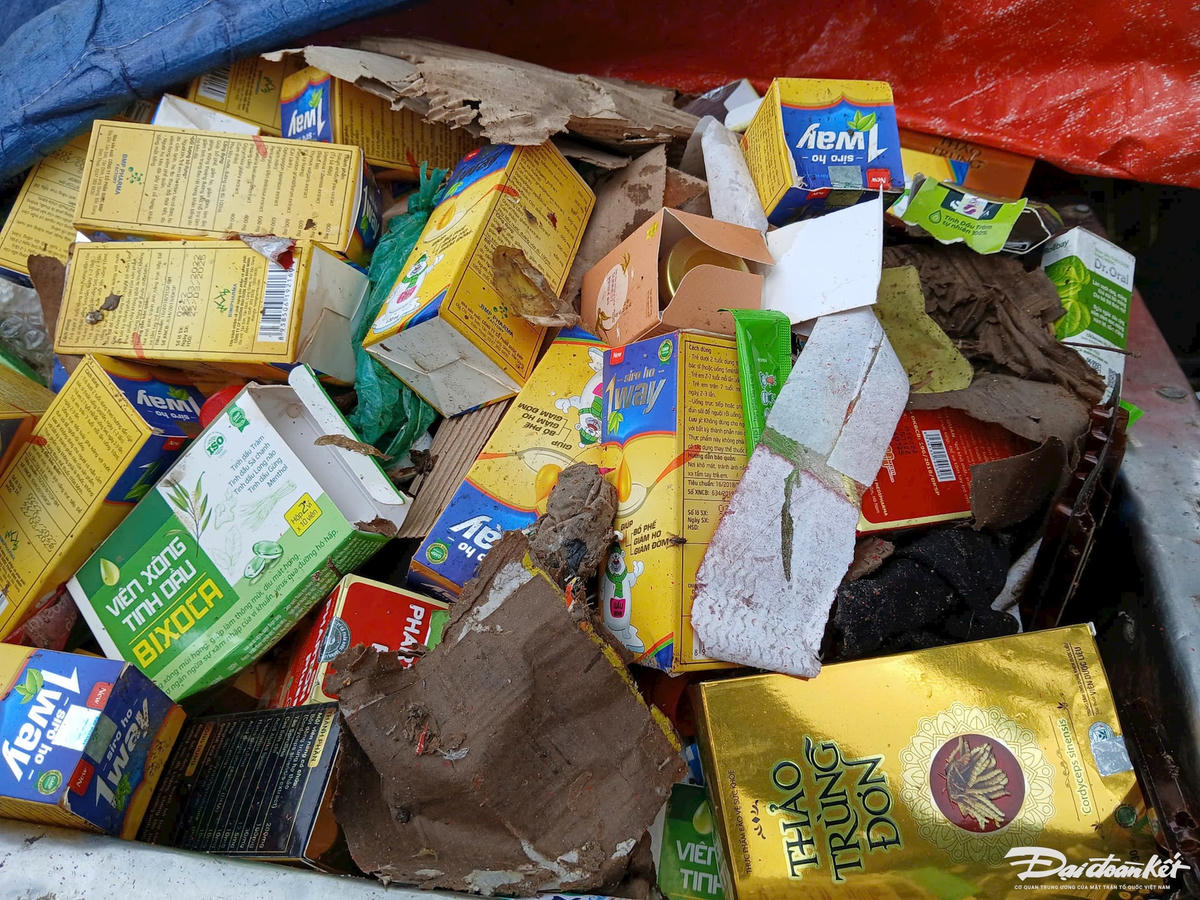 Một số vật phẩm bị thấm nước, không còn nguyên vẹn. Ảnh: Nguyễn Quý.