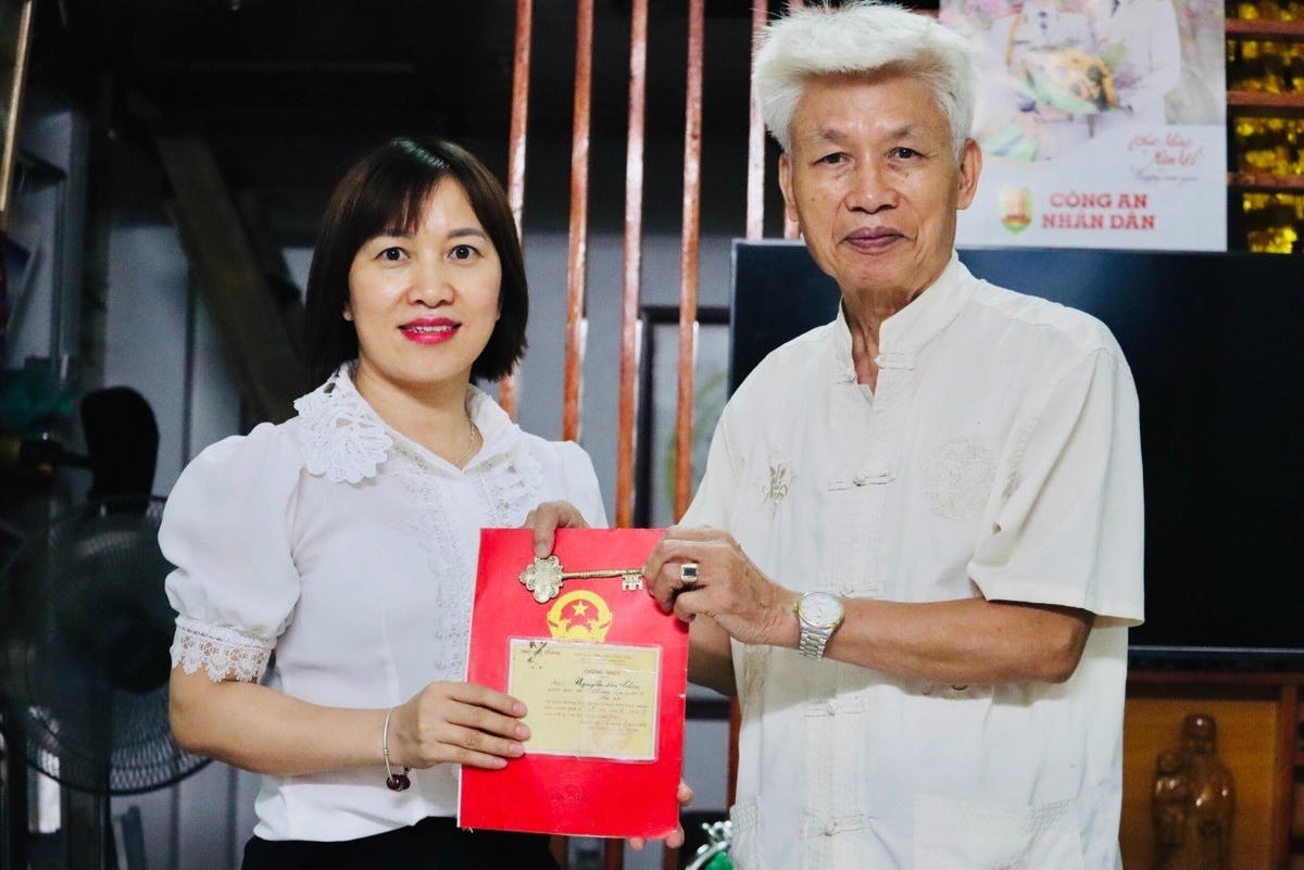 Ông Đặng Xuân Kim trao tặng hiện vật cho Bảo tàng Mặt trận Tổ quốc Việt Nam.