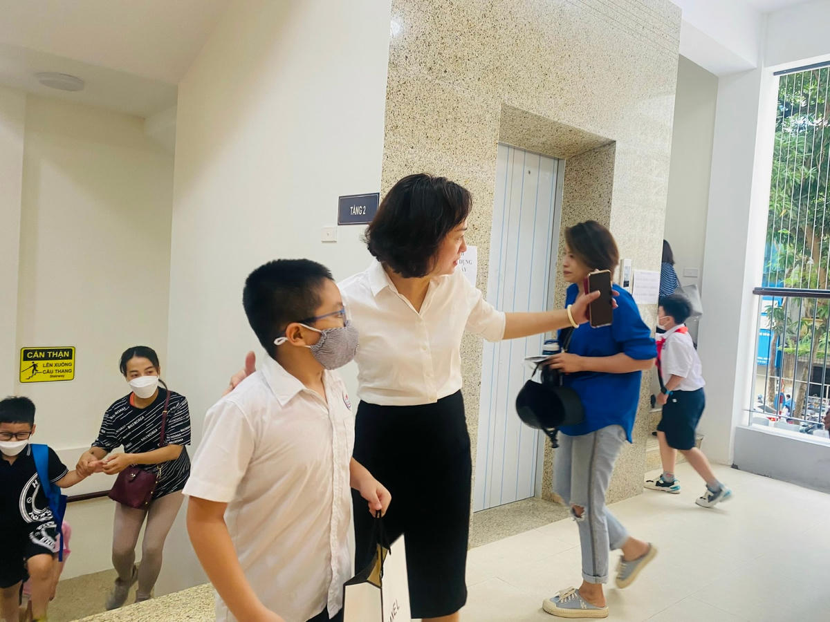 Bà Nguyễn Thị Huệ, Hiệu trưởng Trường Tiểu học Chu Văn An A hướng dẫn học sinh vào lớp trong ngày đầu tựu trường.