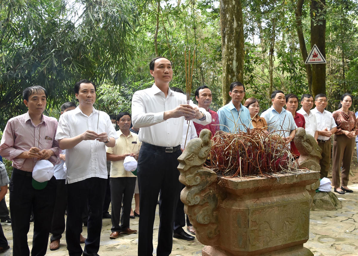 Phó Chủ tịch Phùng Khánh Tài và các đại biểu đã dâng hương tưởng nhớ Chủ tịch Hồ Chí Minh tại lán Nà Nưa.