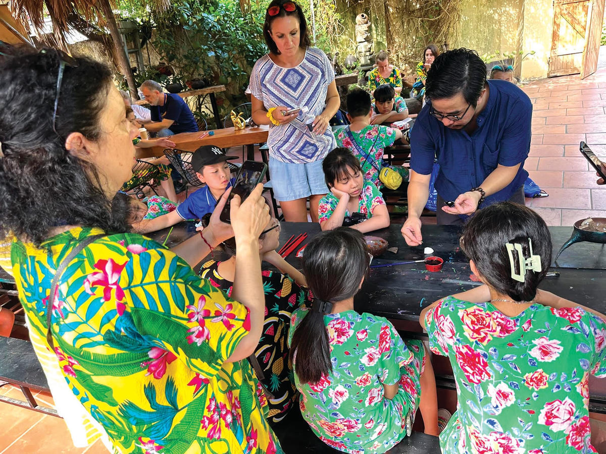 Nhiều du khách nước ngoài cũng đến trải nghiệm các hoạt động do nghệ nhân Nguyễn Tấn Phát tổ chức.  