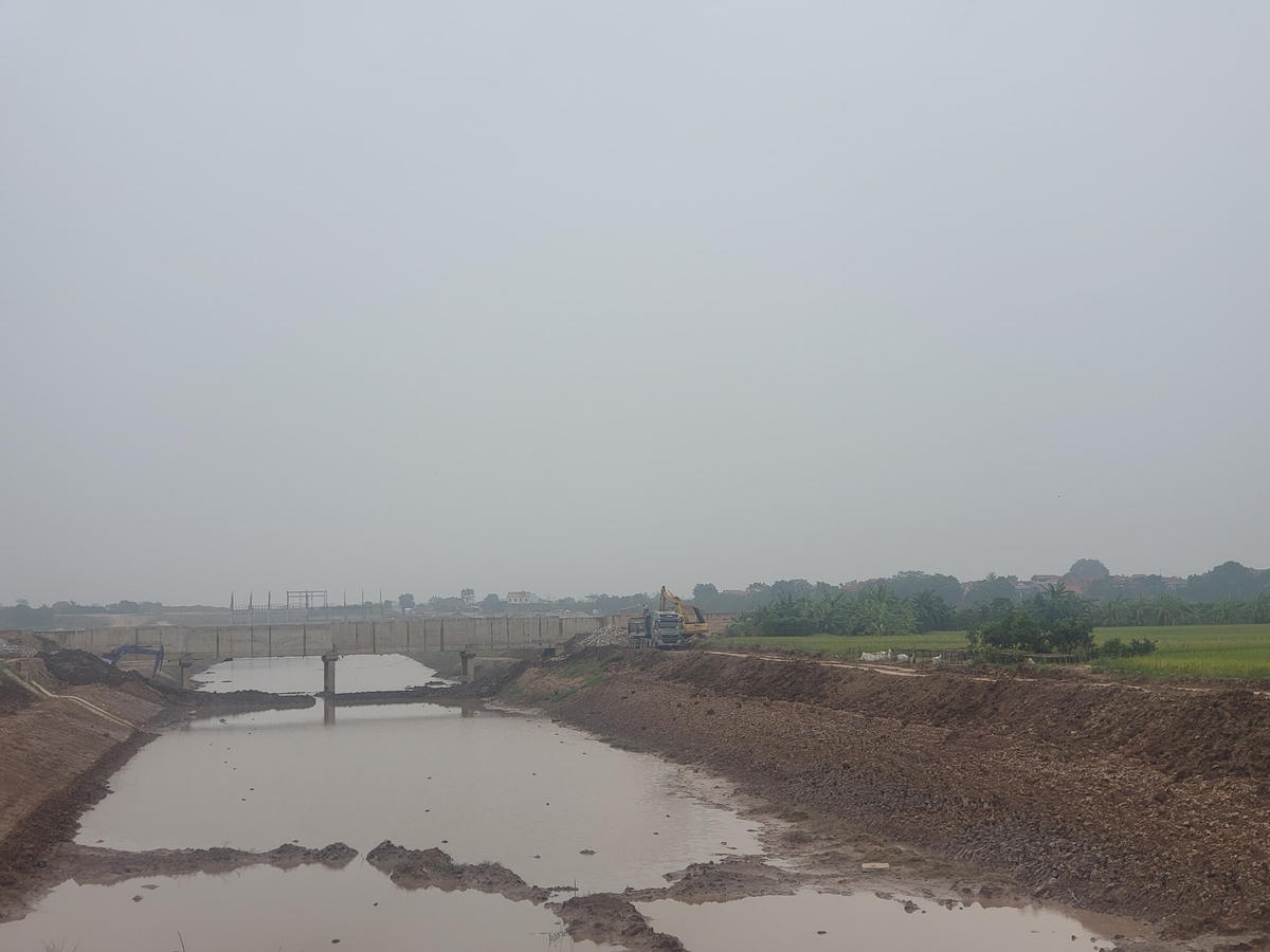Theo Bộ NN-PTNT, các dự án do Công ty Cổ phần Xây dựng Minh Anh thực hiện bao gồm: Gói thầu số 27, dự án sửa chữa nâng cấp Hệ thống thủy lợi Bắc Nam Hà do Công ty TNHH MTV Khai thác công trình thủy lợi Bắc Nam Hà làm chủ đầu tư. Gói thầu số 07 thi công xây dựng công trình, dự án Khu neo đậu tránh trú bão tàu cá Cửa Hội – Xuân Phổ do Ban Quản lý dự án đầu tư xây dựng công trình NN-PTNT tỉnh Hà Tĩnh làm chủ đầu tư. Gói thầu 07-XL, dự án hồ chứa nước Ia Mơr do Ban quản lý đầu tư và xây dựng Thủy lợi 8 làm chủ đầu tư… Ảnh: Công trường gói thầu CW06 (cung cấp, lắp đặt thiết bị, xây dựng trạm bơm tiêu Nguyệt Đức).