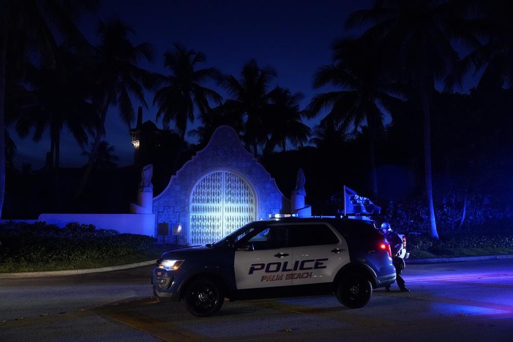 Bên ngoài lối vào khu dinh thự Mar-a-Lago của cựu Tổng thống Donald Trump, thời điểm bị khám xét.