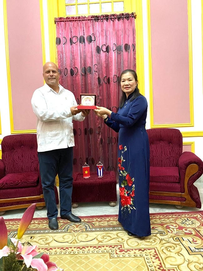 Bà Trương Thị Ngọc Ánh, Phó Chủ tịch UBTƯ MTTQ Việt Nam trao tặng biểu trưng của UBTƯ MTTQ Việt Nam cho Ủy ban Bảo vệ Cách mạng Cuba.  