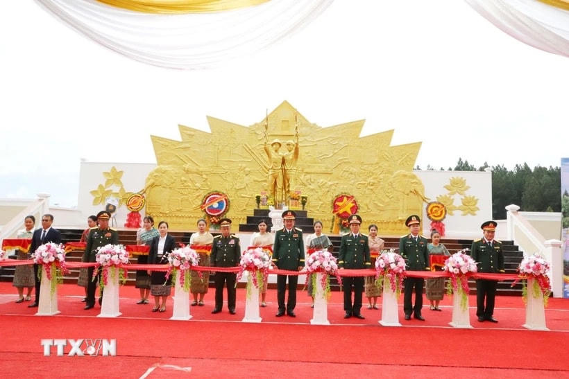 Các đại biểu Việt Nam và Lào cắt băng khánh thành và bàn giao Tượng đài “Tình đoàn kết liên minh chiến đấu Việt Nam-Lào.” (Ảnh: Xuân Tú/TTXVN)