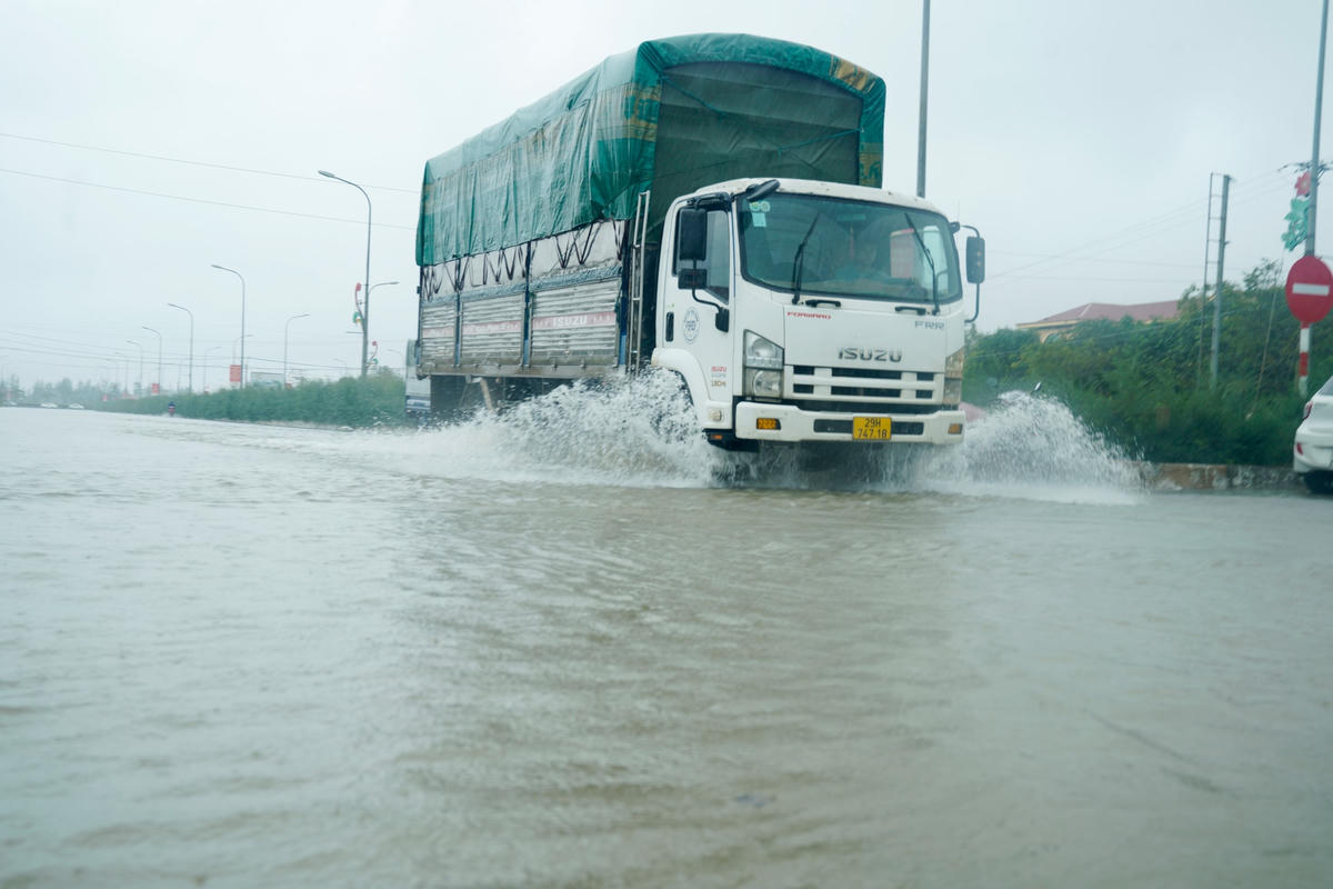 Phương tiện giao thông đi lại gặp nhiều khó khăn.