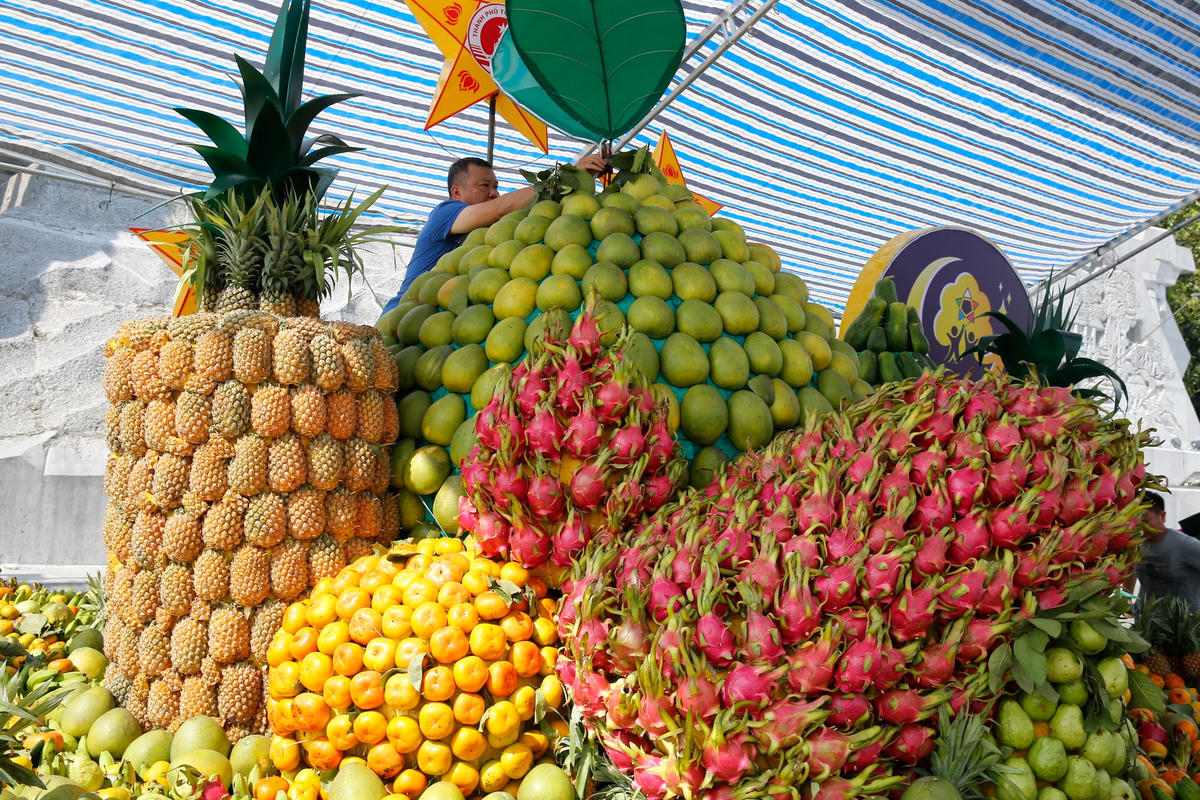 Mâm cỗ được xếp bằng các loại quả như Thanh Long, Dứa, Ổi, Bưởi, Cam...