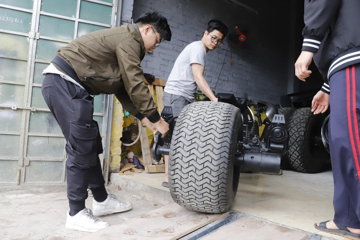 Theo đó, Chung và nhóm bạn đã chế tạo thành công xe với tên gọi Batpod lấy ý tưởng từ chính phương tiện di chuyển của nhân vật Người Dơi trong bộ phim "The Dark Knight" ra rạp hồi năm 2008.