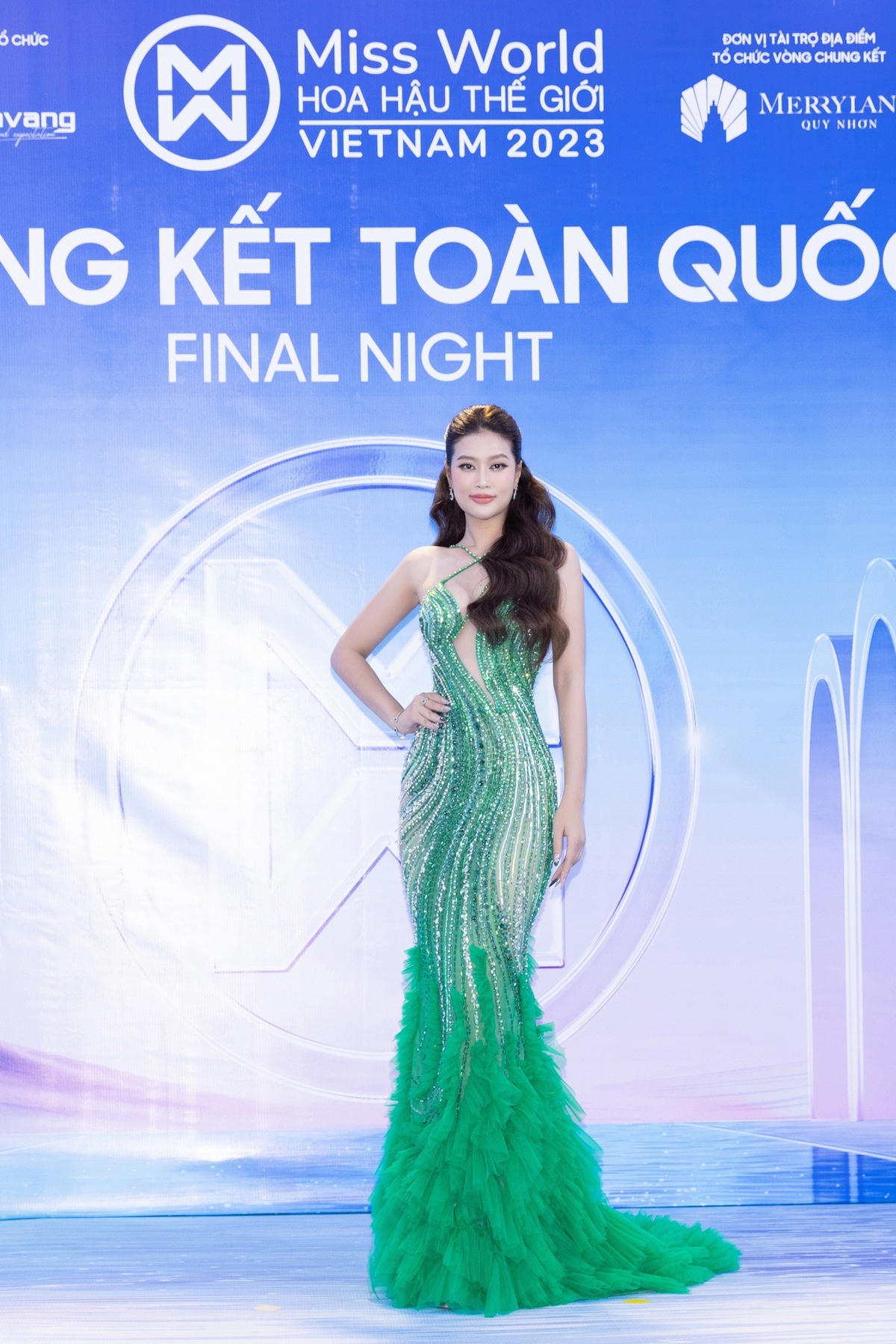 Miss Grand Vietnam (Hoa hậu Hoà bình Việt Nam) 2022 Đoàn Thiên Ân chọn diện chiếc váy đuôi cá màu xanh lá sóng nước bắt mắt. Thiết kế được thực hiện kỳ công bởi hàng nghìn hạt kim sa trải dài.