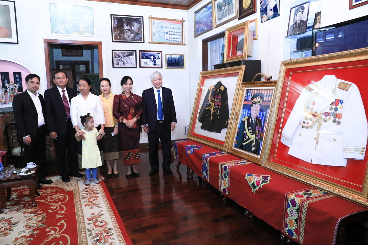 Bí thư Trung ương Đảng, Chủ tịch UBTƯ MTTQ Việt Nam Đỗ Văn Chiến và Đoàn đại biểu cấp cao UBTƯ MTTQ Việt Nam chụp ảnh lưu niệm bên kỷ vật của cố Thủ tướng, cố Chủ tịch Ủy ban Trung ương Mặt trận Lào xây dựng đất nước Sisavath Keobounphanh. Ảnh: Quang Vinh.