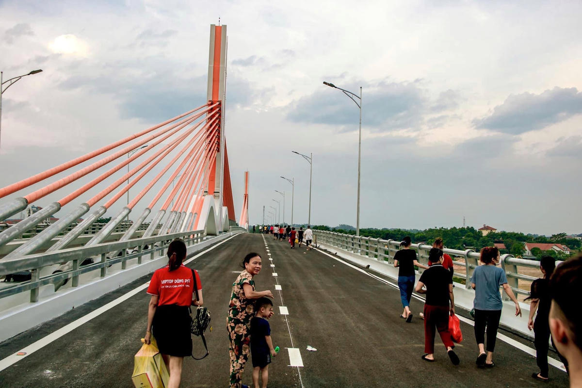 Sáng người dân đi từ hướng Vĩnh Phúc sang Phú Thọ.
