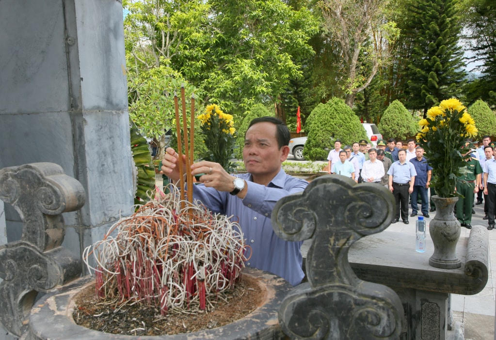 Phó Thủ tướng Trần Lưu Quang dâng hưởng tưởng niệm các anh hùng liệt sĩ tại tại Khu di tích lịch sử Quốc gia Pò Hèn.