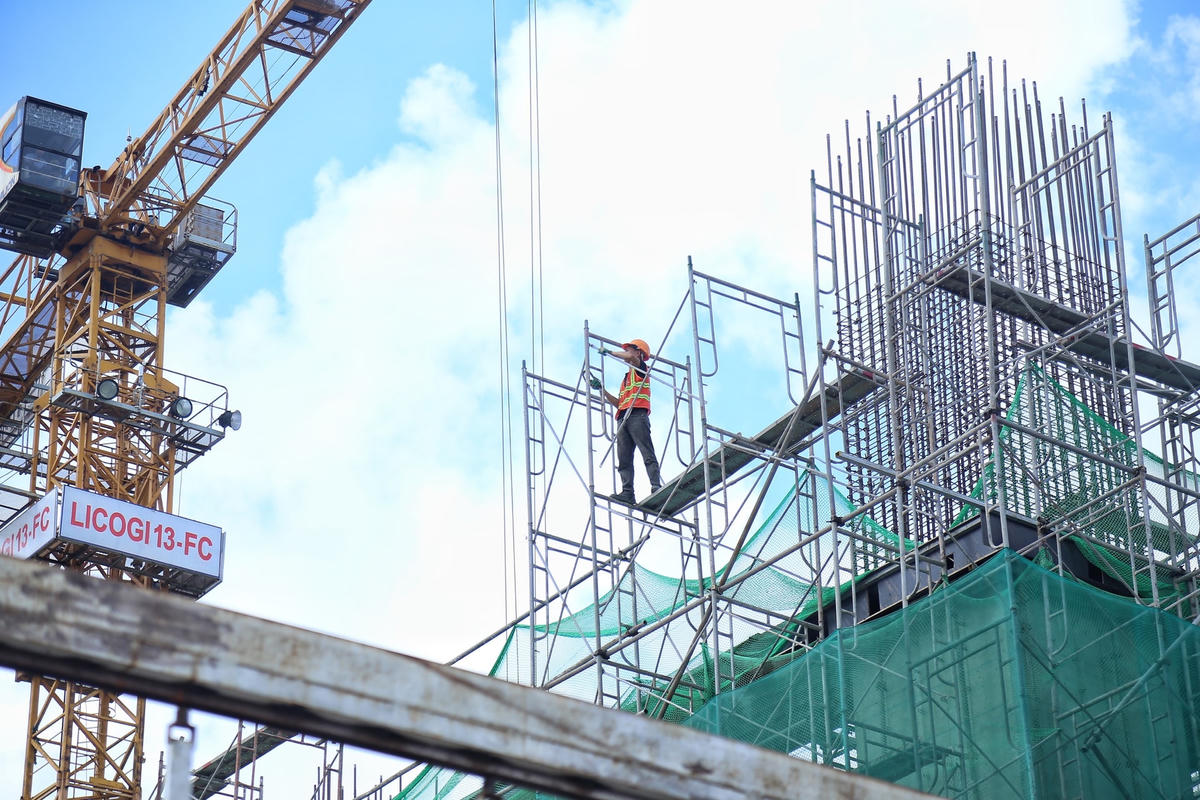 Các công nhân đang tiến hành thi công dự án.