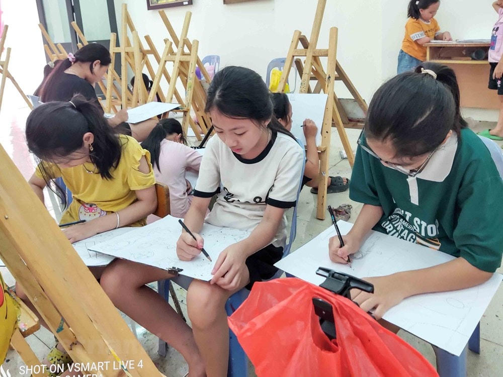 Lớp học vẽ đã trở thành sân chơi lành mạnh, bổ ích trong dịp Hè cho các em thiếu nhi, khơi dậy niềm đam mê nghệ thuật trong thế hệ trẻ. (Nguồn: Vietnam+).