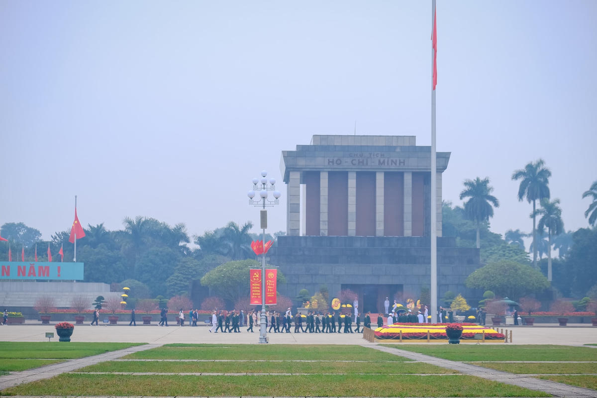 Sáng mùng 1 Tết, nhiều người dân và các đoàn thể đã vào Lăng viếng Bác.
