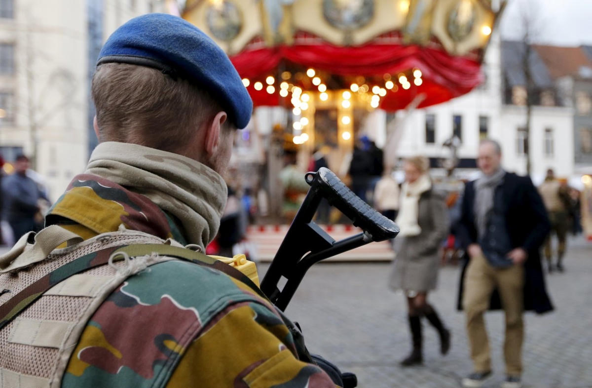 Lực lượng an ninh Bỉ tuần tra tại một khu chợ ở thủ đô Brussels. Ảnh: Reuters.